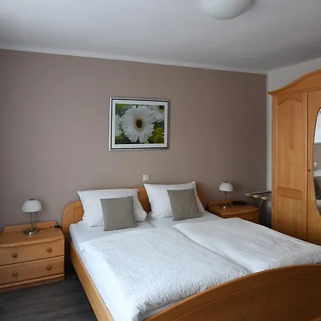 Gaestehaus Kleine Kalmit 酒店 朗道因德普法尔茨